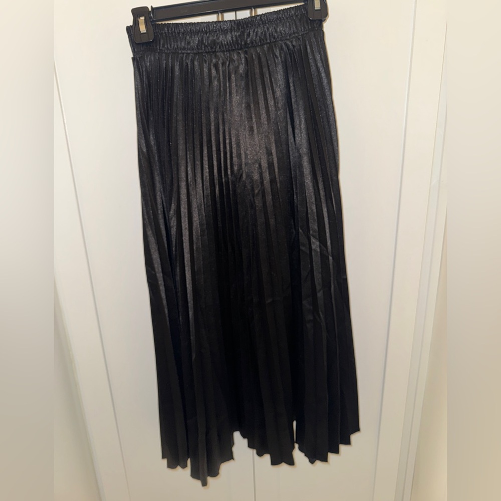 Chic Black Pleated Midi Skirt